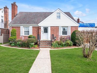 62 Fairfield Lane, New Hyde Park, NY, 11040