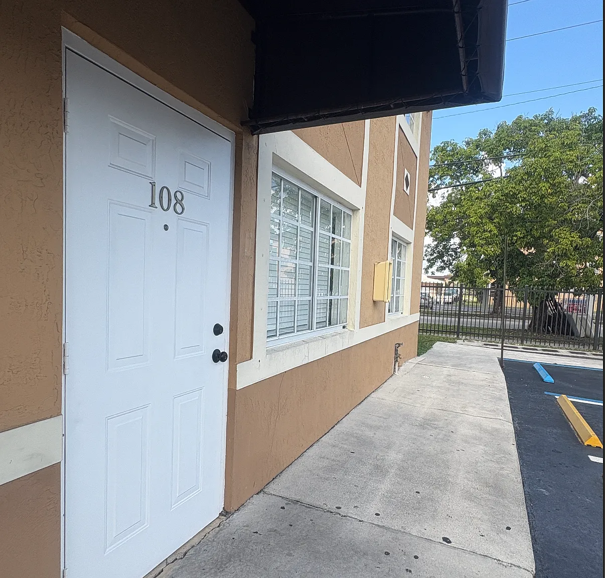 2 bed, 1300 sqft, $2,400 — Photo 1