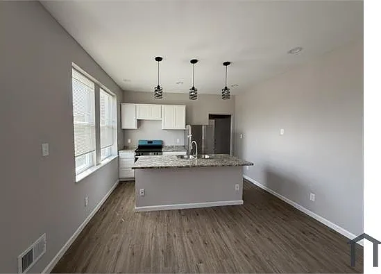 3 bed, 1300 sqft, $1,600 — Photo 2