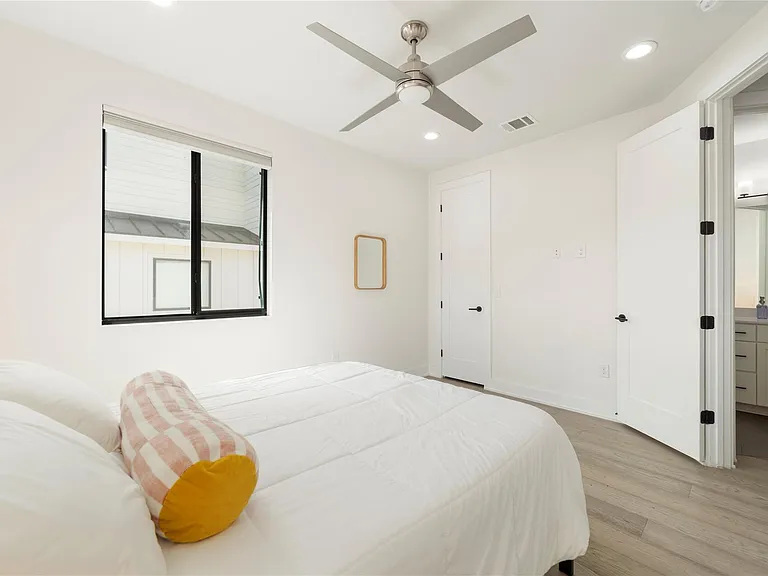 1306 E 3rd St #1 — Photo 23