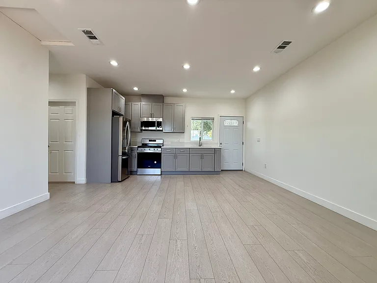 10723 Rhodesia Ave — Photo 4