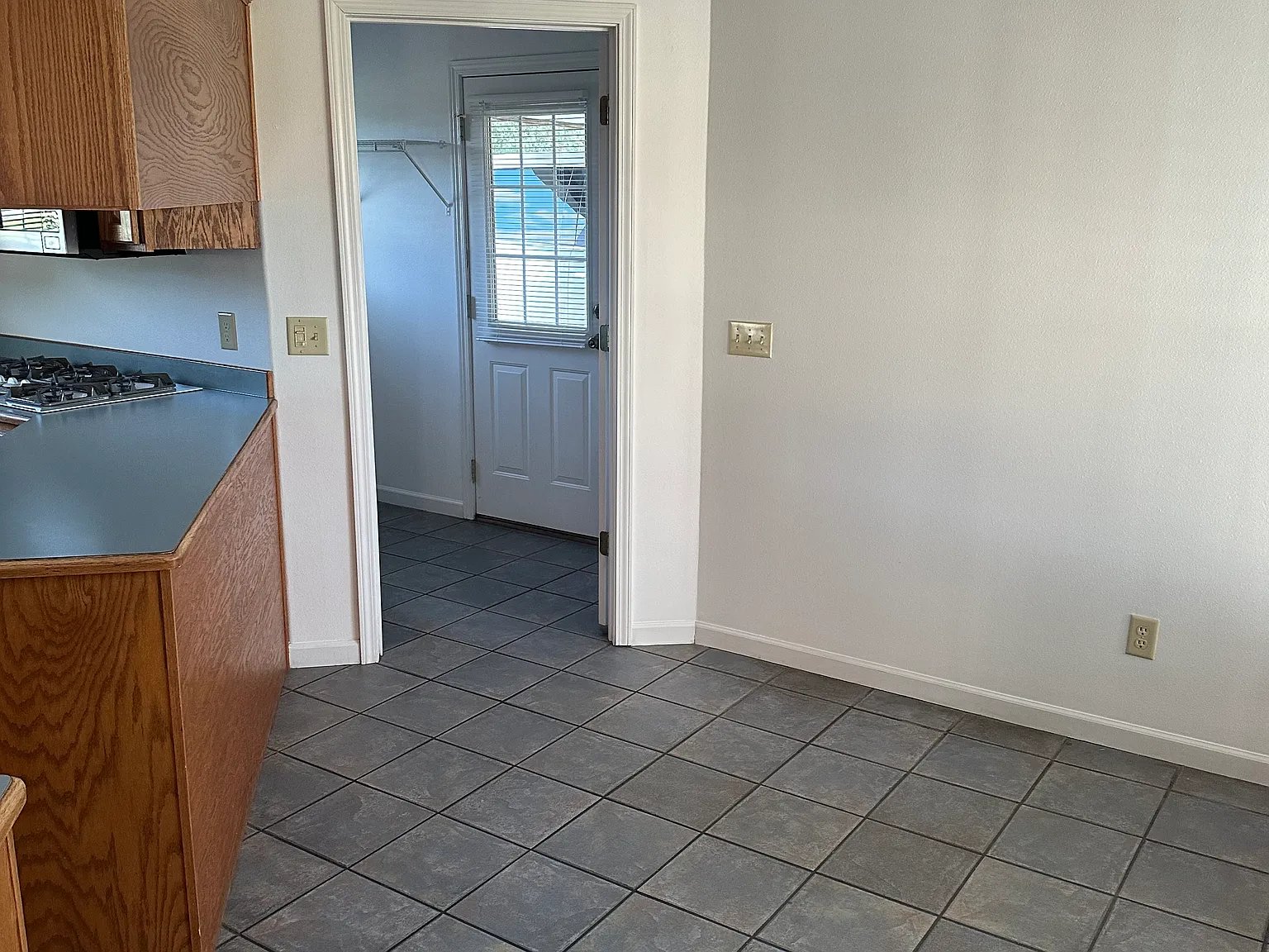 3 bed, 1980 sqft, $1,300 — Photo 4