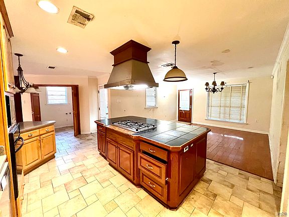 3rd image of 202 Everette Dr