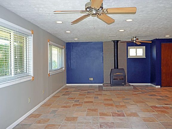 4th image of 1425 Terry Dr