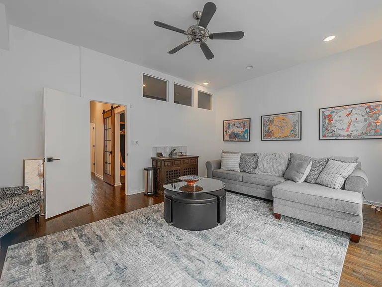 419 W Grand Ave #G — Photo 13