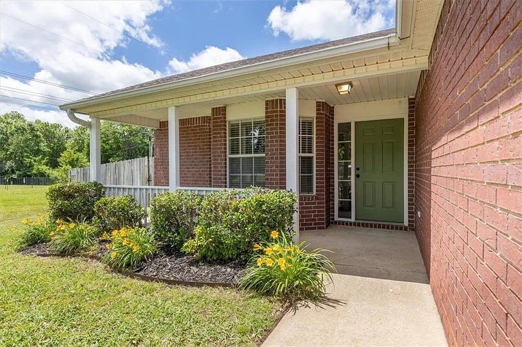 3 bed, 1251 sqft, $3,000 — Photo 2