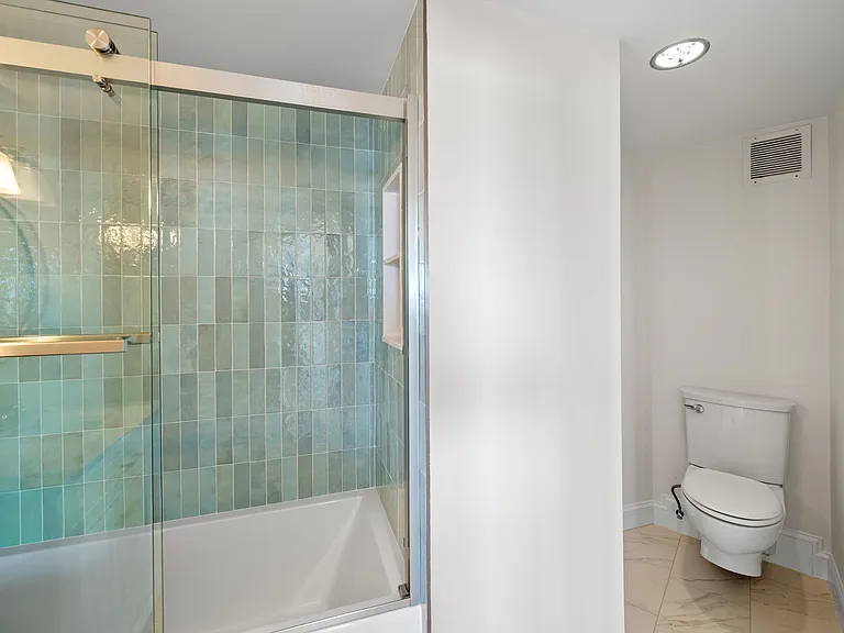 300 Lynn Shore Dr #911 — Photo 9