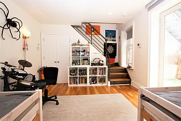 Rented by R New York