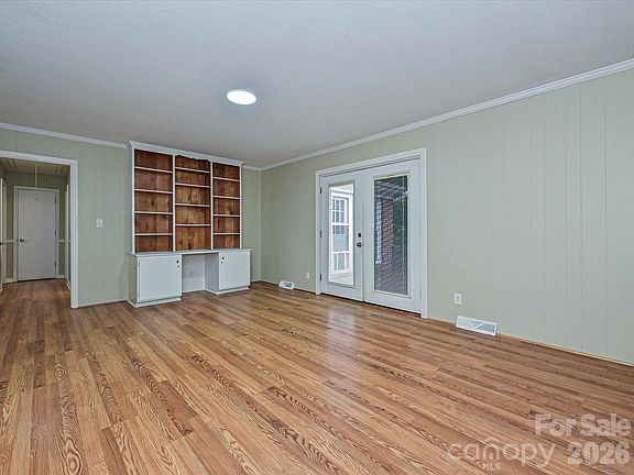 4th image of 655 Greenbriar Ave