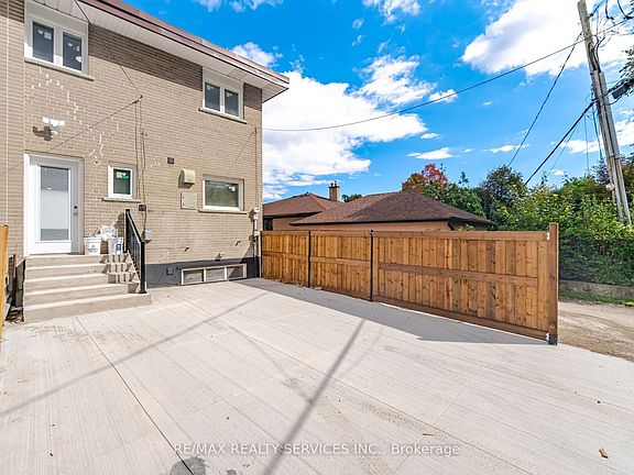 3rd image of 92 Corby Cres