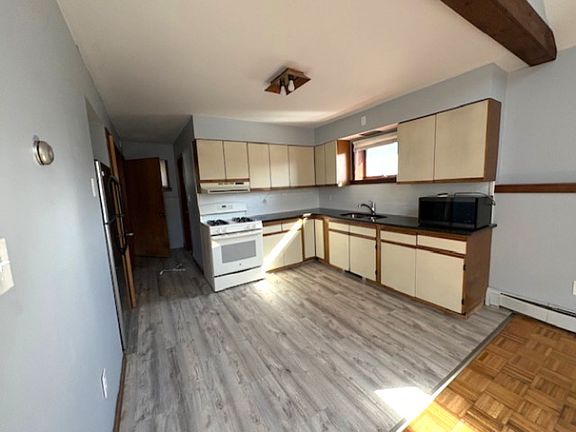 2nd image of 420 Elwood St APT 3