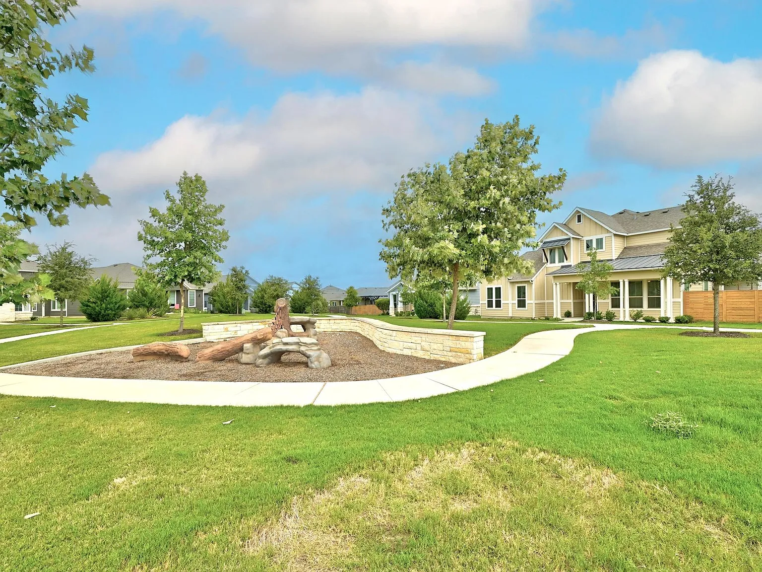 3 bed, 2.5 bath, 1683 sqft, $2,200 — Photo 3