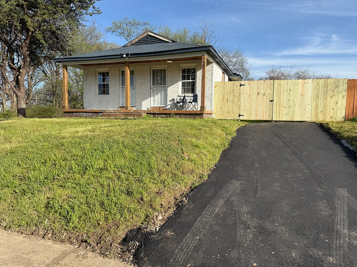 Building Photo - 488 Burlington Cir