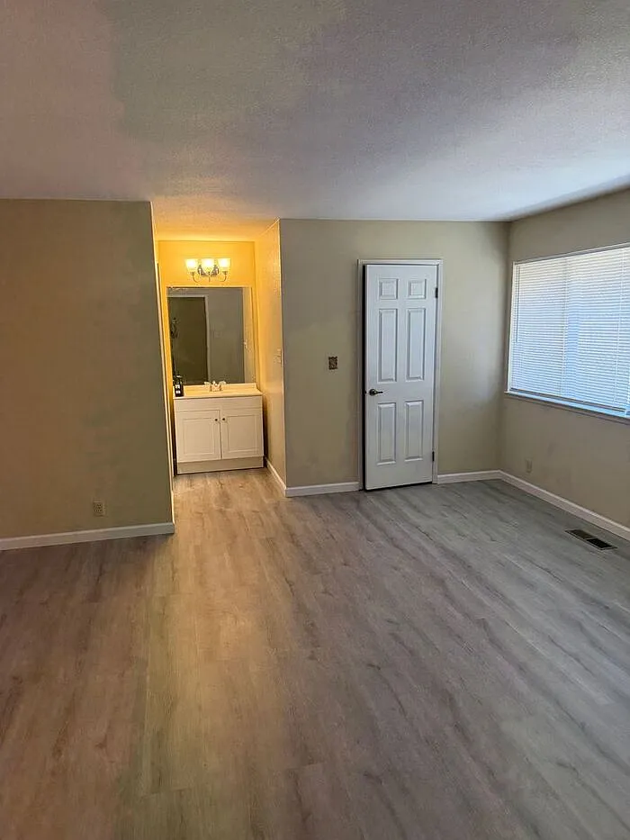 Building Photo - 24665 Sylvan Glen Ct #1