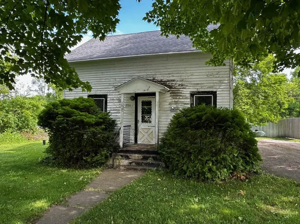 E7262 Church St, New London, WI 54961