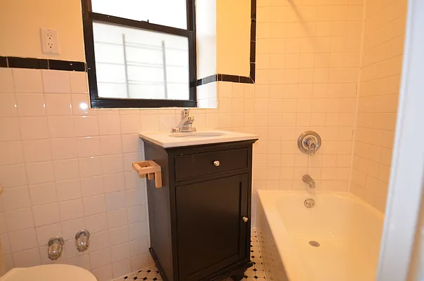 Rented by CITY SKYLINE REALTY INC | media 18