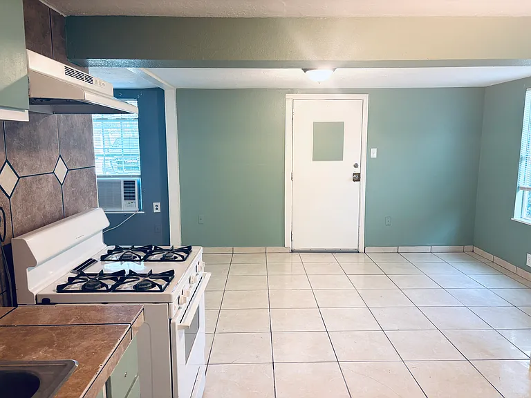 1203 Harrington Ave #C — Photo 7