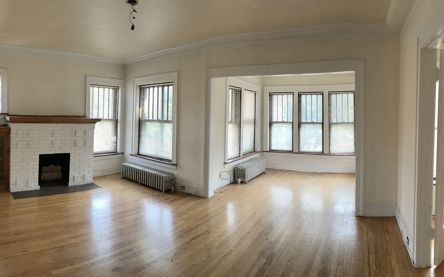 5752-58 N Winthrop Ave — Photo 1