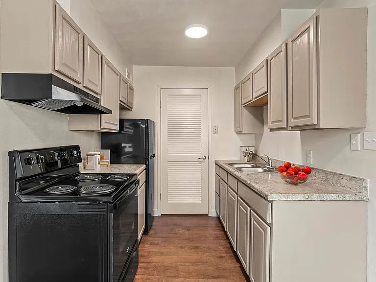 Green Door Apartments — Photo 15