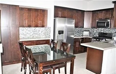 2 bed, 876 sqft, $2,890 — Photo 2