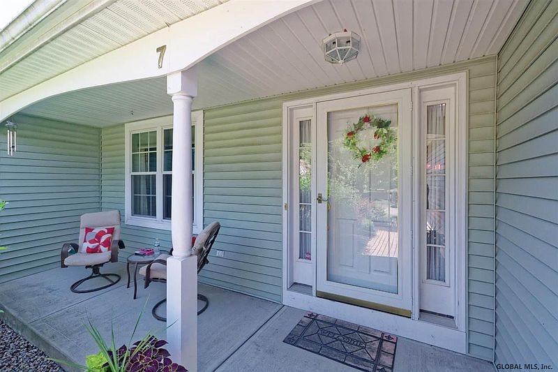 5th image of 7 GROOMS POINTE Drive