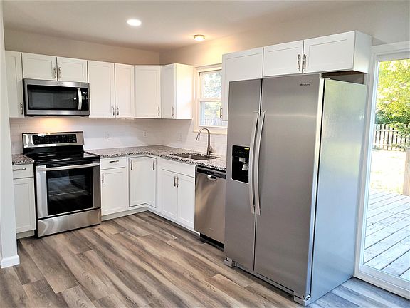 4th image of 3114 Lake Park Dr