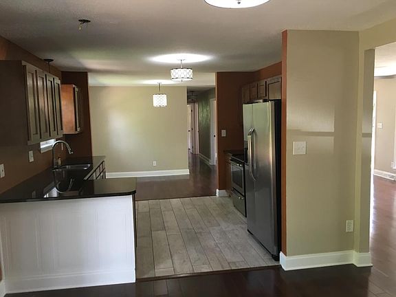 3rd image of 740 Cedar Cir