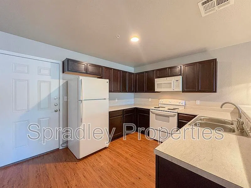 2 bed, 1.0 bath, 1095 sqft, $1,060 — Photo 4