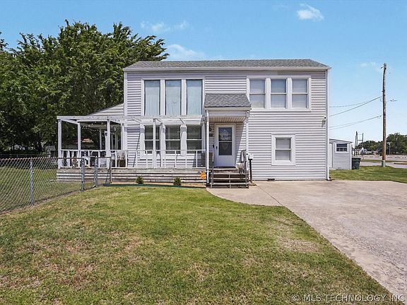 3rd image of 200 W Oak St