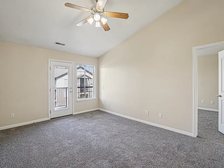 Sterling Pointe Apartments — Photo 17