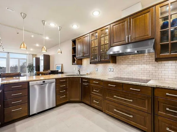 103 E 10th Ave NW #402, Calgary, AB T2M 0B4