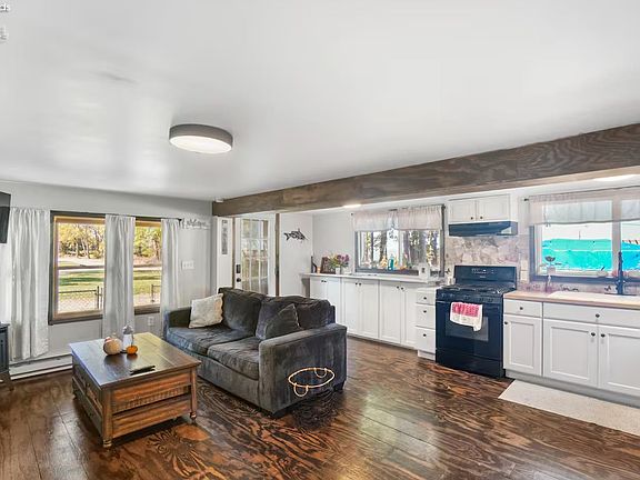 3rd image of 4422 Bayshore Rd