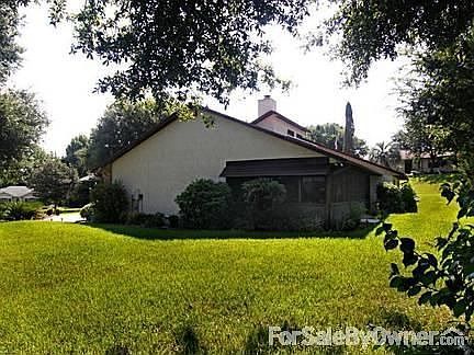 SIDE VIEW : Well manicured, mature lawn