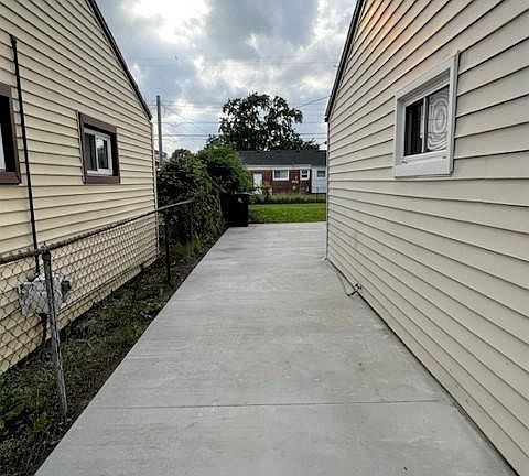 2nd image of 28847 Rosemont St