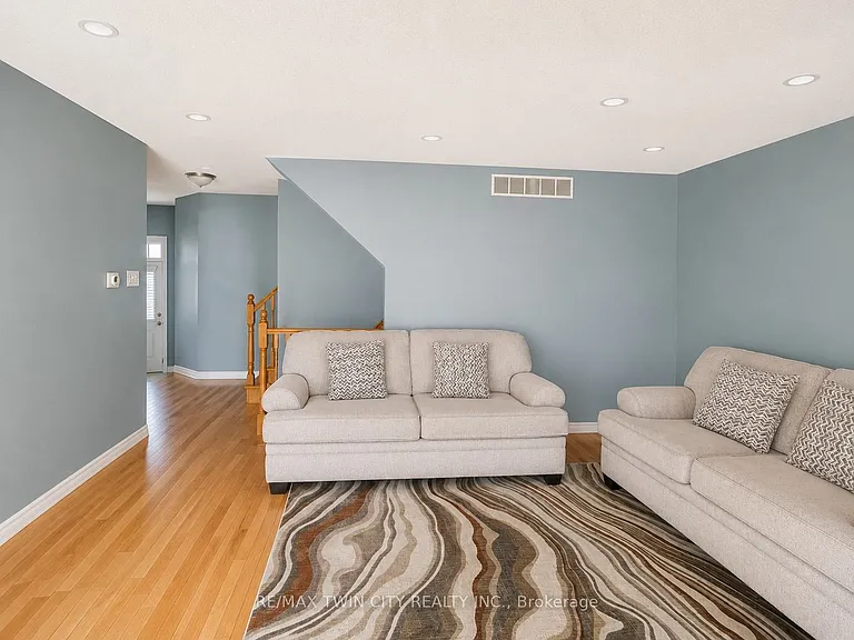 72 Newcastle Dr — Photo 4