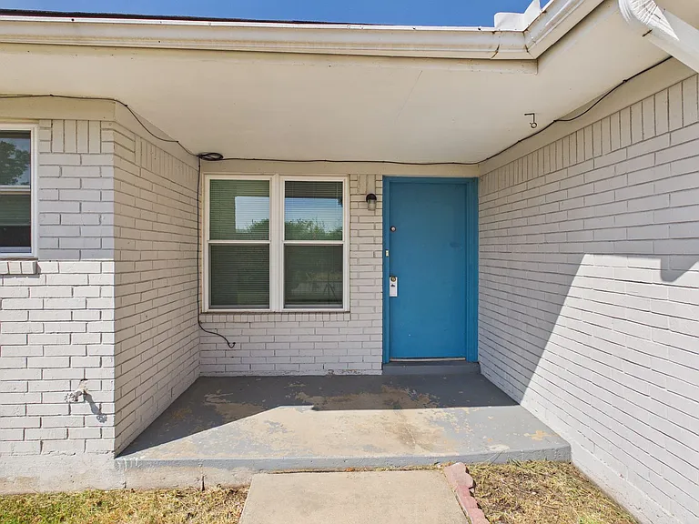 324 NW Compass Dr — Photo 4