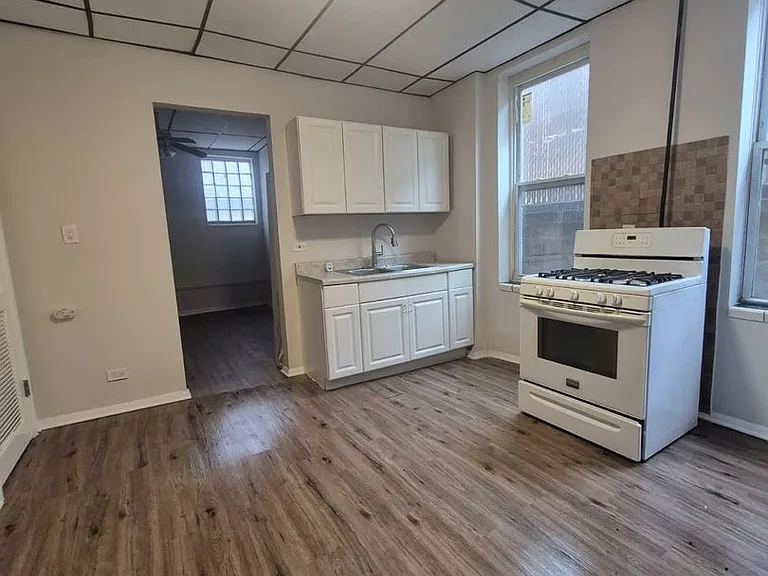 2143 S Fairfield Ave — Photo 2
