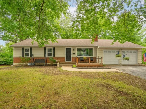 9255 Hemlock St, Overland Park, KS 66212