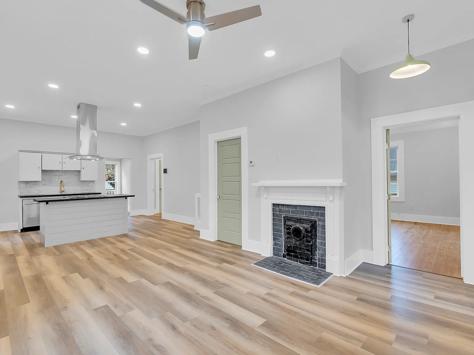 2 bed, 1133 sqft, $2,100 — Photo 3