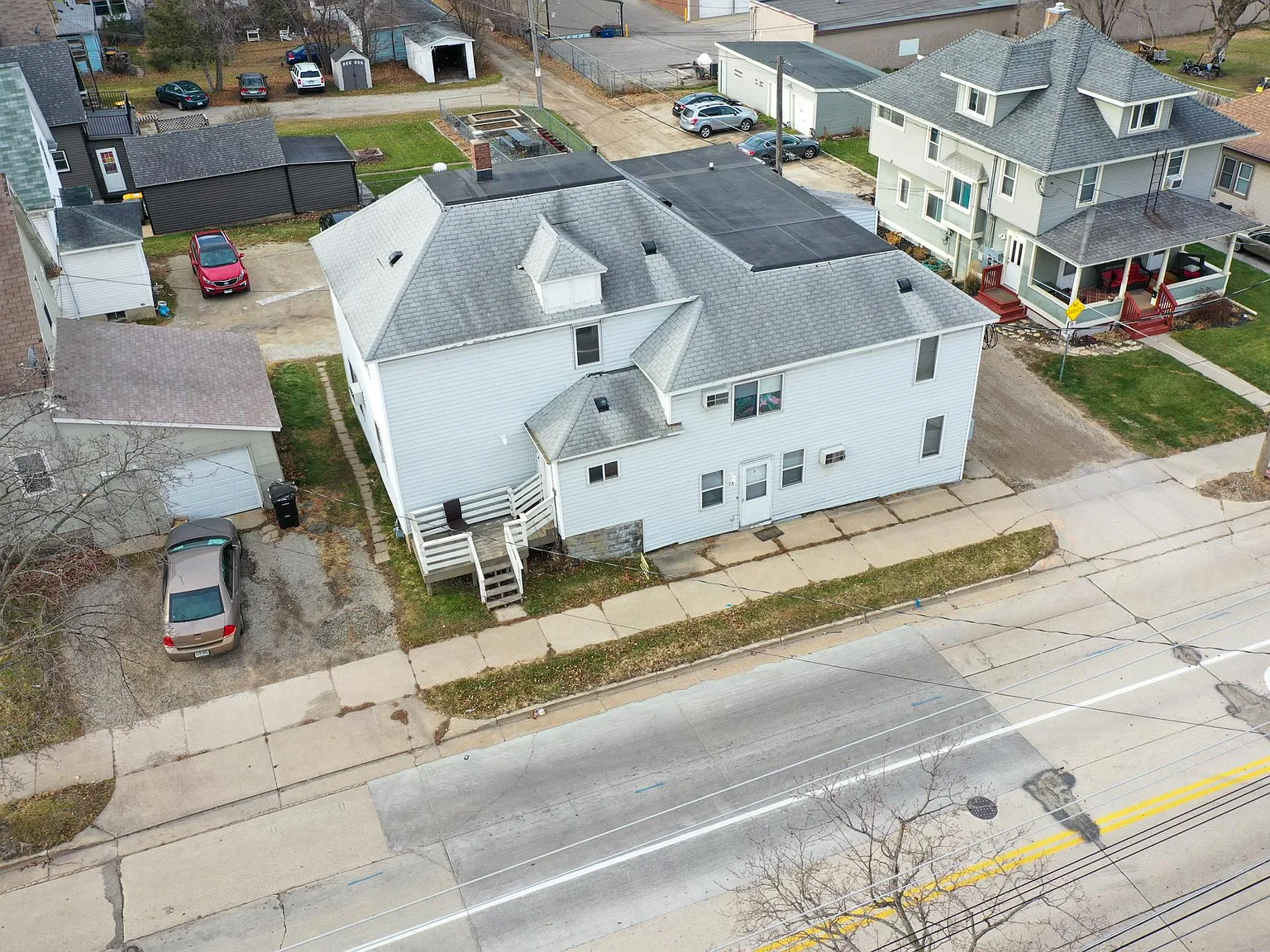 2 bed, $895 — Photo 1