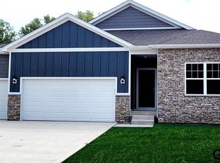 6422 Park Crest Dr, Papillion, NE 68157