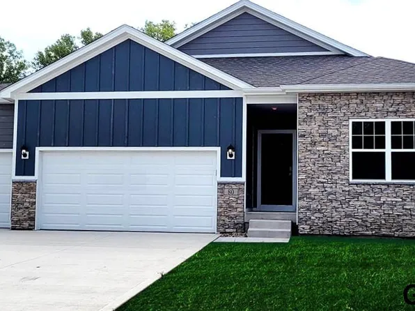 6422 Park Crest Dr, Papillion, NE 68157