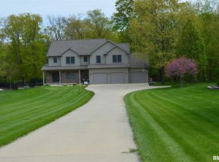 104 Village Dr, Washington, IL 61571