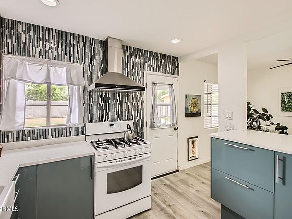 2nd image of 811 W CLARENDON Avenue