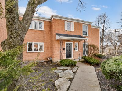 491 Old Surrey Rd APT B, Hinsdale, IL, 60521