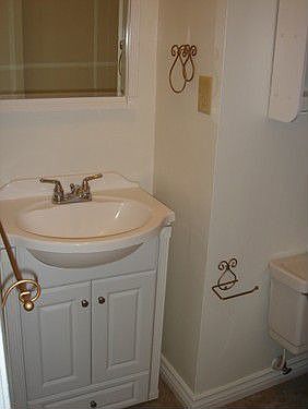 5th image of 1543 E James Ave