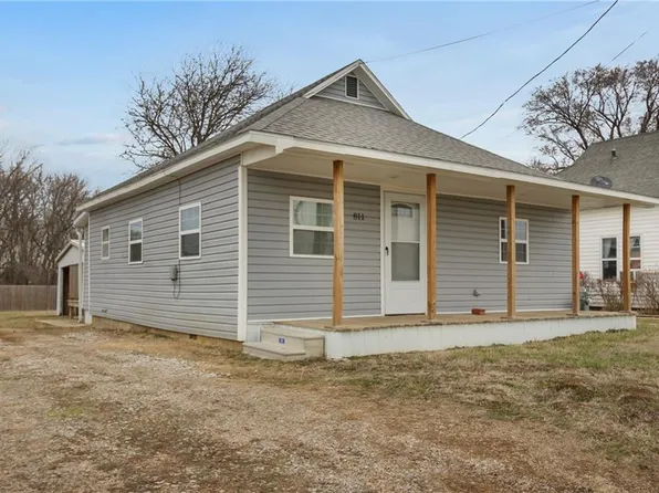 811 N 15th St, Fredonia, KS 66736