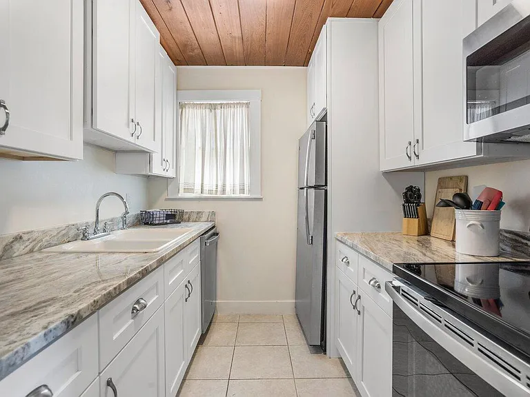 102 SE 7th Ave #1 — Photo 13