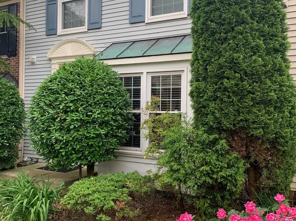 8833 Manahan Dr, Ellicott City, MD 21043
