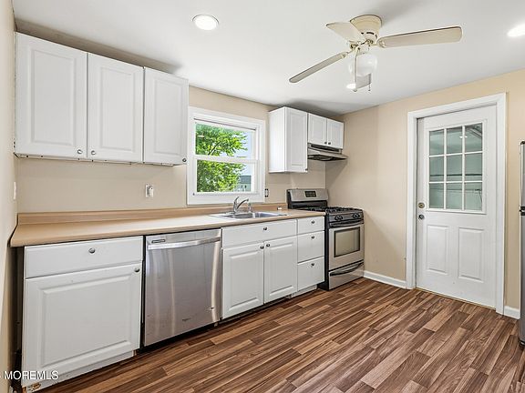 4th image of 25 Collins Avenue